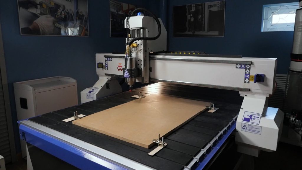 A Complete Guide to CNC Routing 2 CNC router machine with gantry, spindle, and worktable, highlighting the structure and components used for automated precision routing of flat materials.