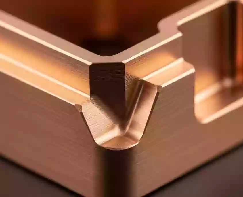 CNC Machining Copper: The Ultimate Guide to Grades, Techniques, and Industry Applications 2 Comparison of raw material stock: Red Copper (C110) vs. Yellow Brass (C360), highlighting differences in color and material composition for CNC machining.