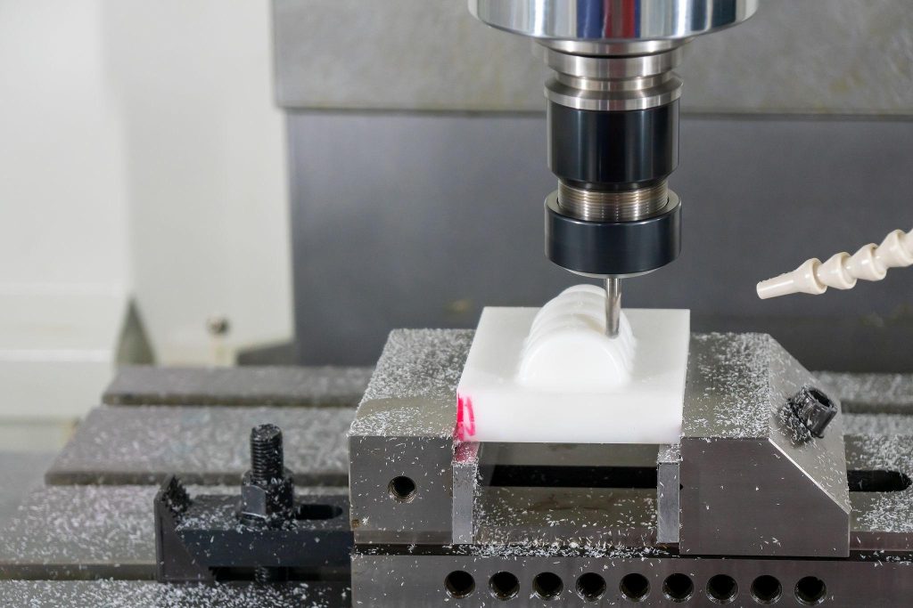 Torlon PAI Precision Machining Guide: Material Properties, Machining Challenges, and Process Control 2 Precision CNC machining of a Torlon PAI component using carbide tooling, highlighting heat management and dimensional control during high-performance polymer manufacturing.