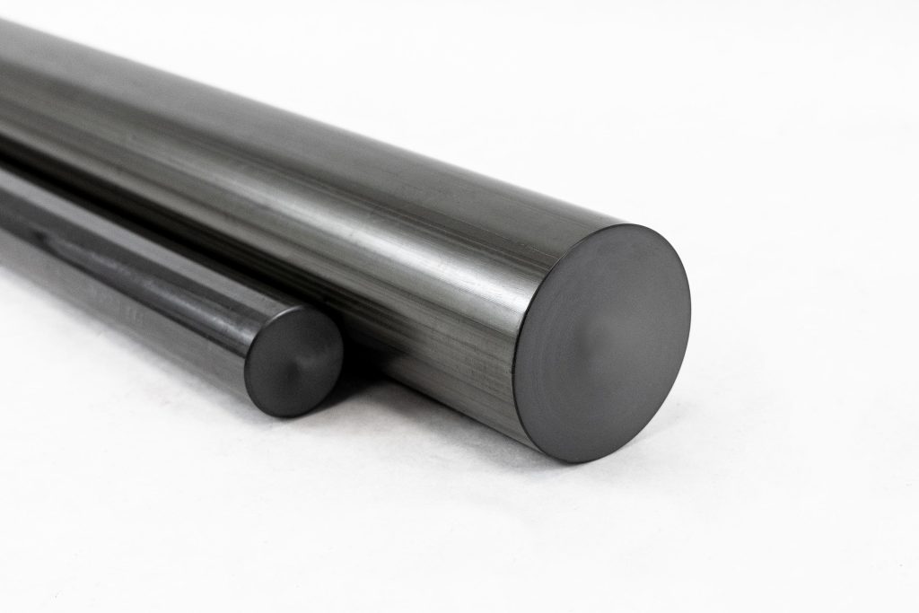 Torlon PAI Precision Machining Guide: Material Properties, Machining Challenges, and Process Control 1 Torlon PAI rods and plates displayed as high-performance engineering materials used in aerospace, semiconductor, and industrial applications requiring exceptional strength and thermal stability.